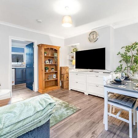 Modern & Spacious 2 Bedroom House - Free Parking - Front & Back Garden - Private Main Door Entrance Эдинбург Экстерьер фото