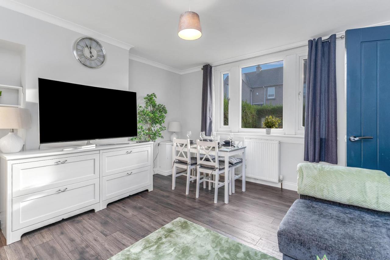 Modern & Spacious 2 Bedroom House - Free Parking - Front & Back Garden - Private Main Door Entrance Эдинбург Экстерьер фото