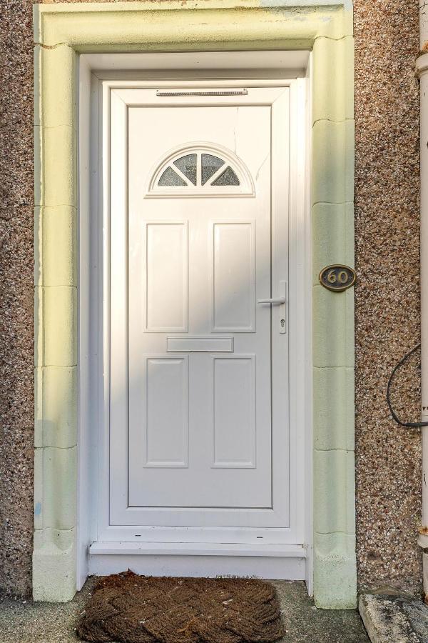 Modern & Spacious 2 Bedroom House - Free Parking - Front & Back Garden - Private Main Door Entrance Эдинбург Экстерьер фото