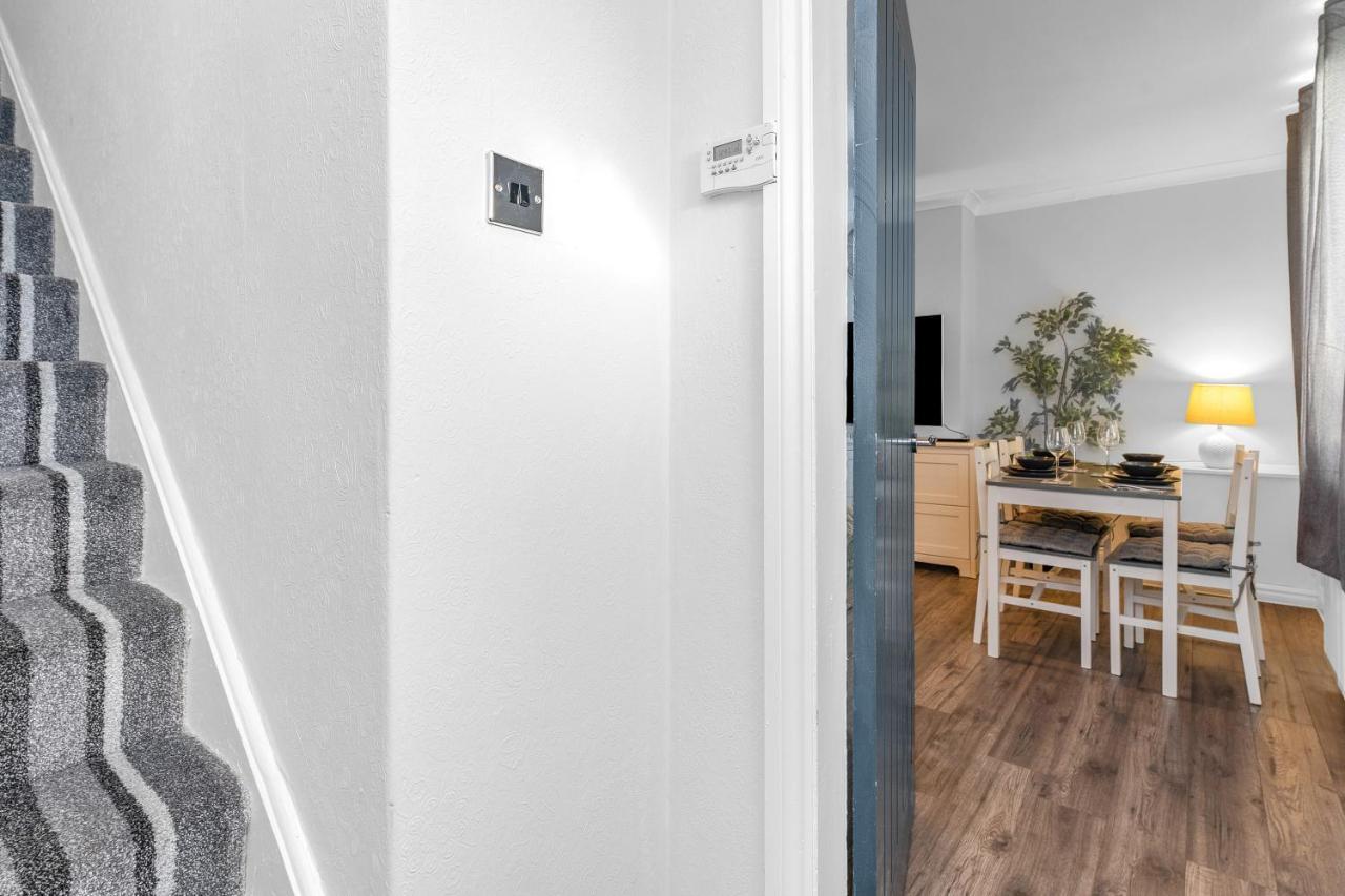 Modern & Spacious 2 Bedroom House - Free Parking - Front & Back Garden - Private Main Door Entrance Эдинбург Экстерьер фото