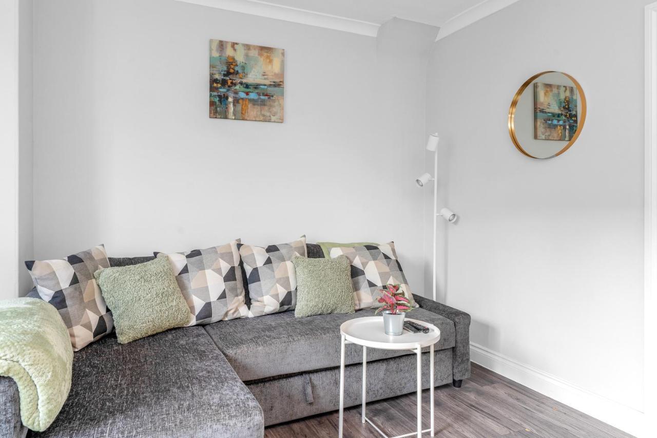 Modern & Spacious 2 Bedroom House - Free Parking - Front & Back Garden - Private Main Door Entrance Эдинбург Экстерьер фото