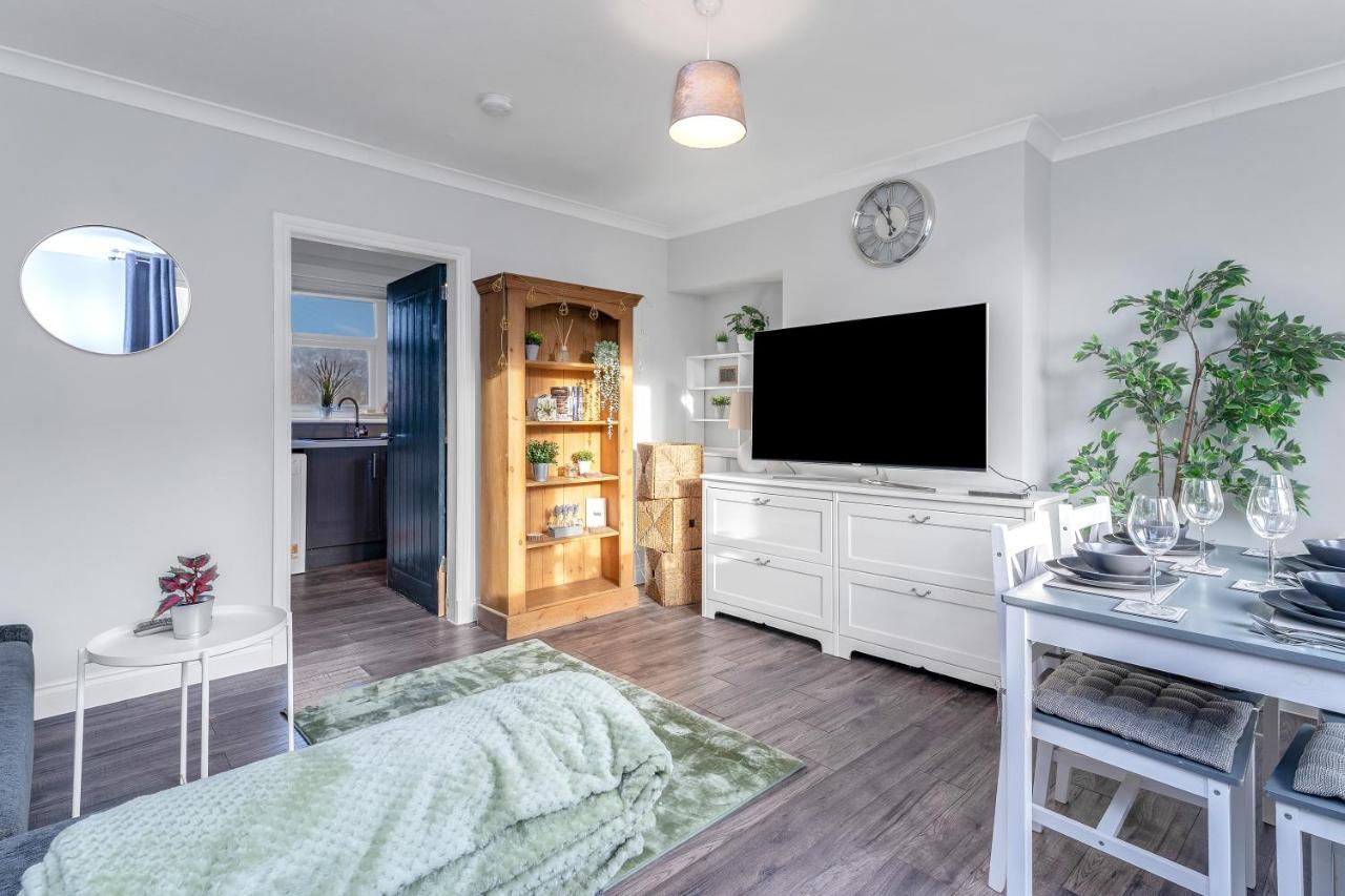 Modern & Spacious 2 Bedroom House - Free Parking - Front & Back Garden - Private Main Door Entrance Эдинбург Экстерьер фото