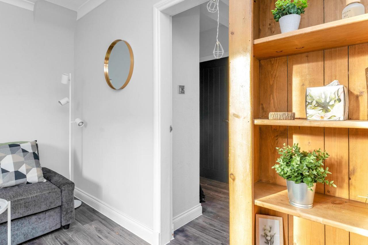 Modern & Spacious 2 Bedroom House - Free Parking - Front & Back Garden - Private Main Door Entrance Эдинбург Экстерьер фото