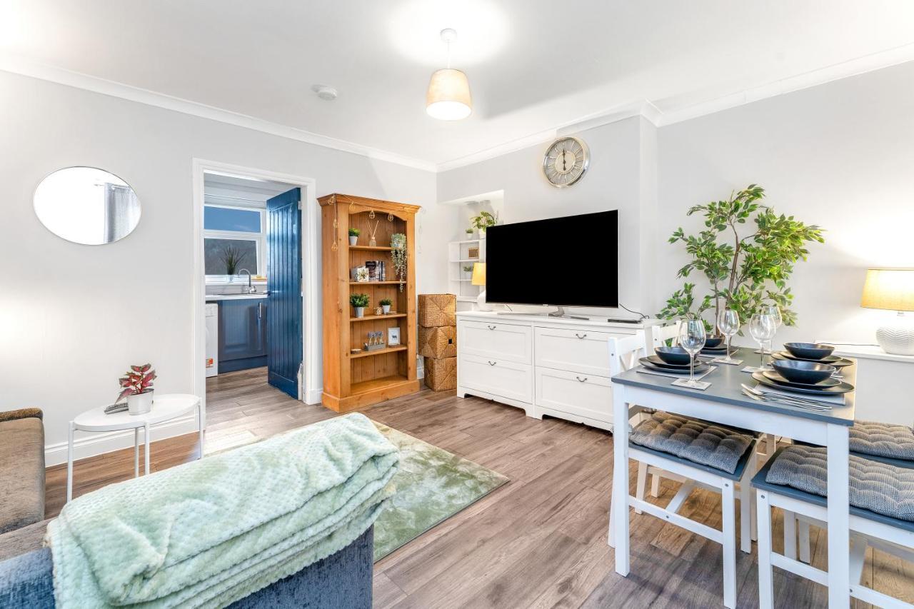 Modern & Spacious 2 Bedroom House - Free Parking - Front & Back Garden - Private Main Door Entrance Эдинбург Экстерьер фото