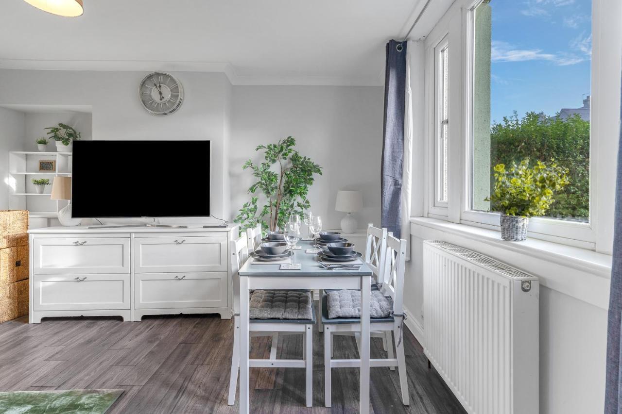 Modern & Spacious 2 Bedroom House - Free Parking - Front & Back Garden - Private Main Door Entrance Эдинбург Экстерьер фото