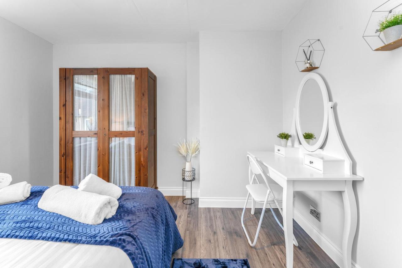 Modern & Spacious 2 Bedroom House - Free Parking - Front & Back Garden - Private Main Door Entrance Эдинбург Экстерьер фото