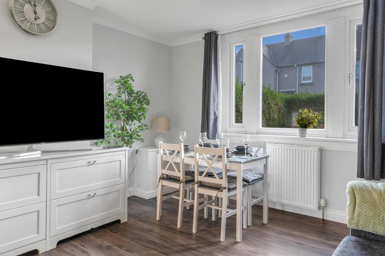Modern & Spacious 2 Bedroom House - Free Parking - Front & Back Garden - Private Main Door Entrance Эдинбург Экстерьер фото