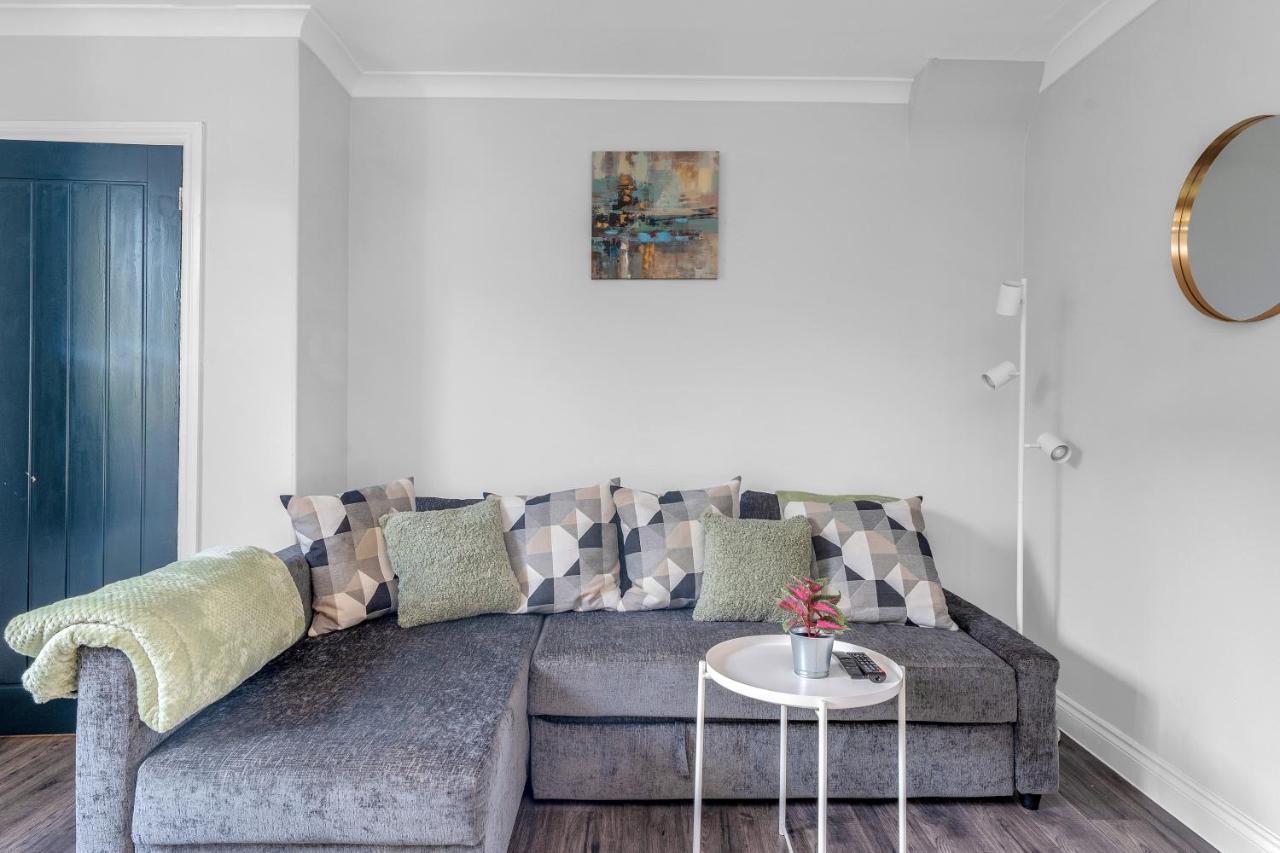 Modern & Spacious 2 Bedroom House - Free Parking - Front & Back Garden - Private Main Door Entrance Эдинбург Экстерьер фото