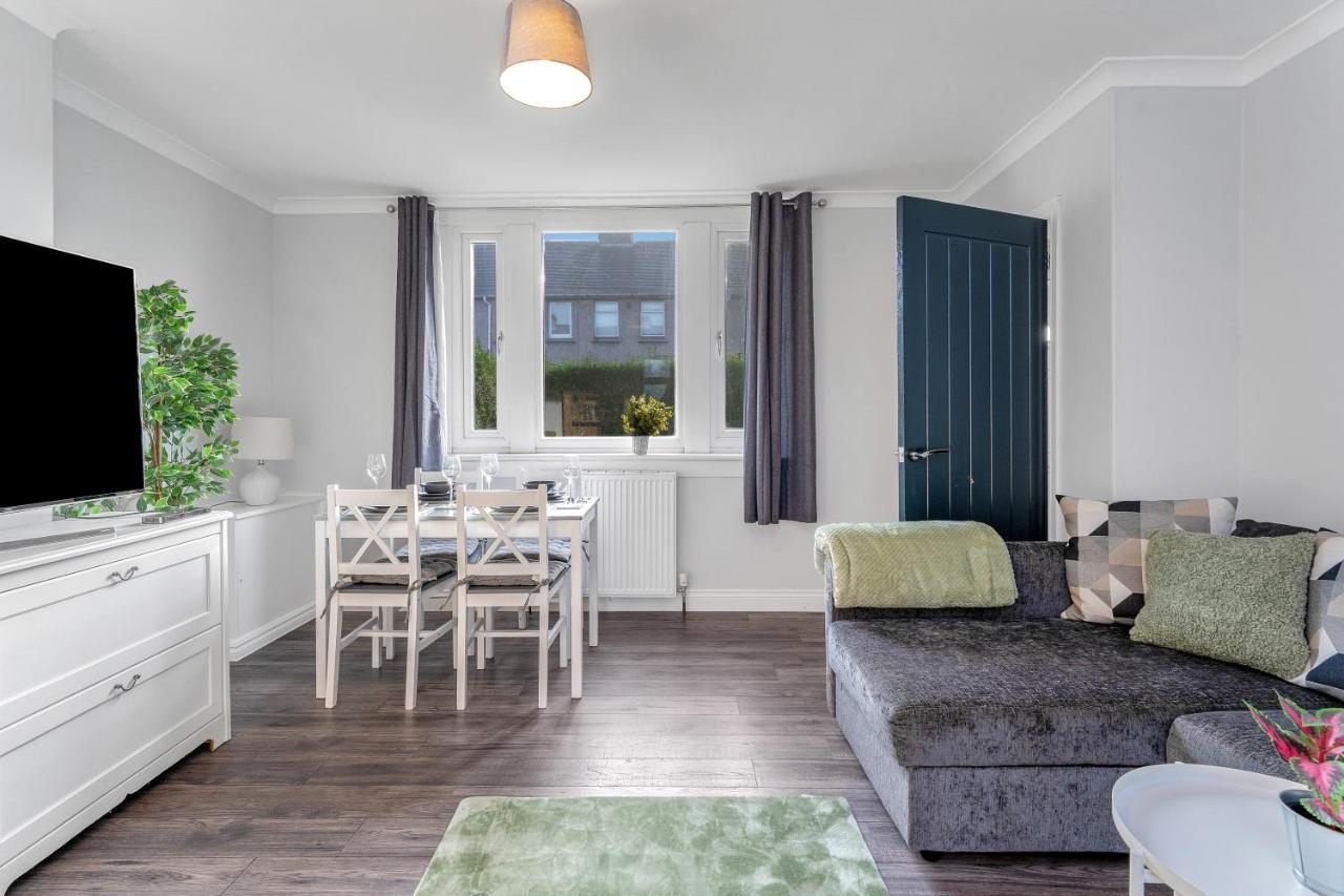 Modern & Spacious 2 Bedroom House - Free Parking - Front & Back Garden - Private Main Door Entrance Эдинбург Экстерьер фото